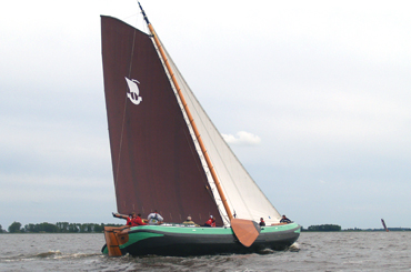 Zeilend schip met mast van Van der Doe